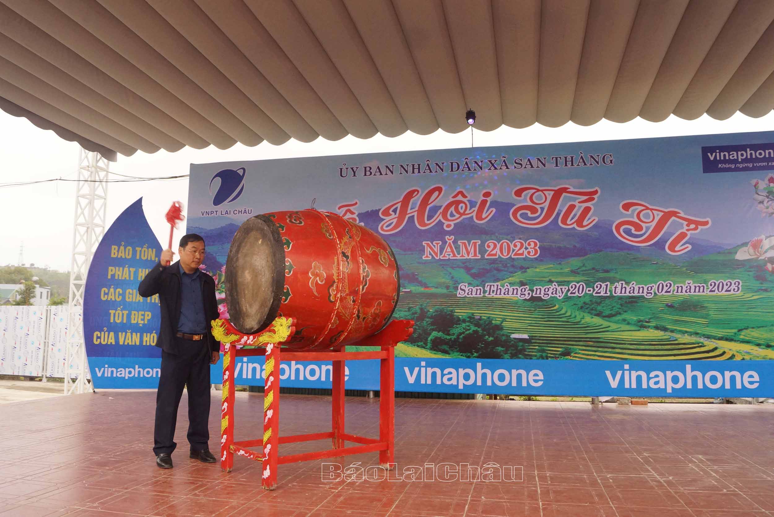 Đồng chí Tống Thanh Bình – Bí thư Thành ủy đánh trống khai mạc Lễ hội.